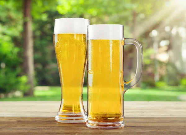 Cerveja Fria Copos Mesa Madeira — Fotografia de Stock