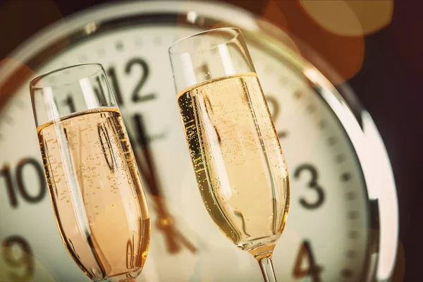 一杯香槟酒对时钟 新年庆祝概念 — 图库照片