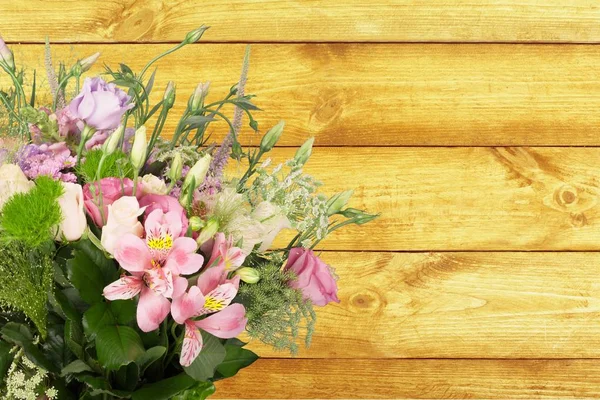 Mooie Boeket Van Roze Bloemen Tegen Houten Achtergrond — Stockfoto