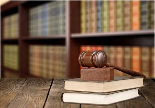 Hölzerner Richterhammer Mit Alten Büchern — Stockfoto