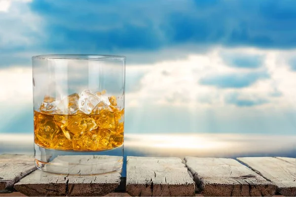 Egy Pohár Whisky Jég Asztalon — Stock Fotó