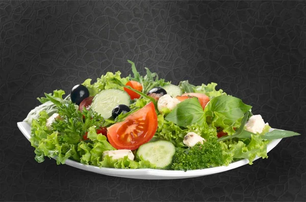 Arka Plan Üzerinde Taze Sebze Ile Yunan Salatası — Stok fotoğraf