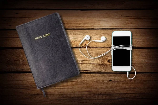 Bíblia Sagrada Fones Ouvido Fundo Madeira Conceito Música Adoração — Fotografia de Stock