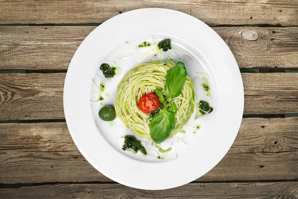 おいしいビーガン白い皿にイタリアン パスタ — ストック写真