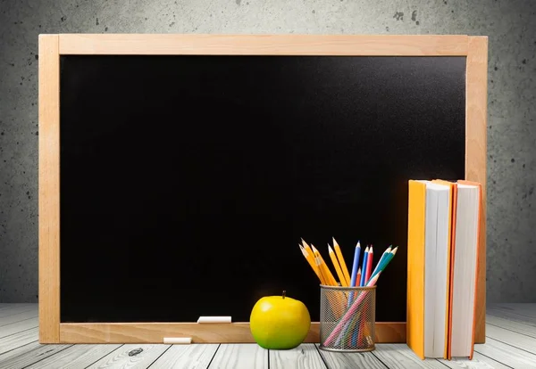 一堆书 铅笔和苹果靠在黑板上 教育和学习背景 — 图库照片