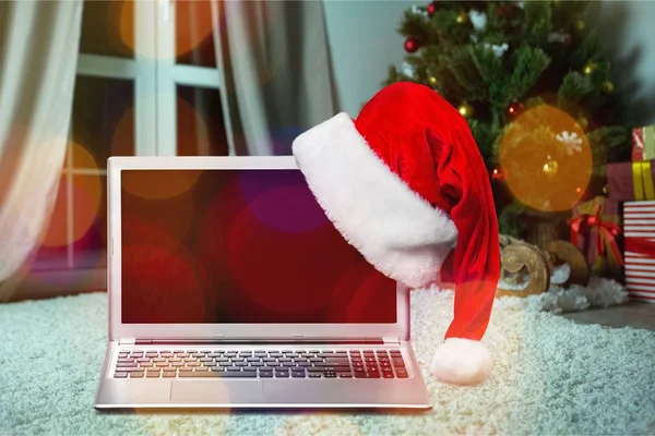 Zbliżenie Srebrny Laptop Santa Hat Podłoże Drewniane — Zdjęcie stockowe