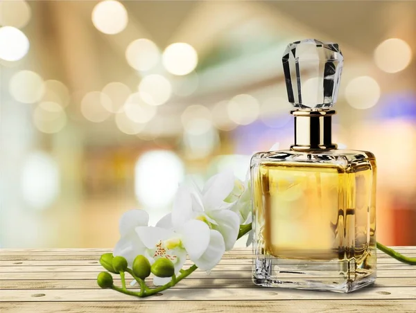 Elegante Parfümflasche Und Blumen Schönheitskonzept — Stockfoto