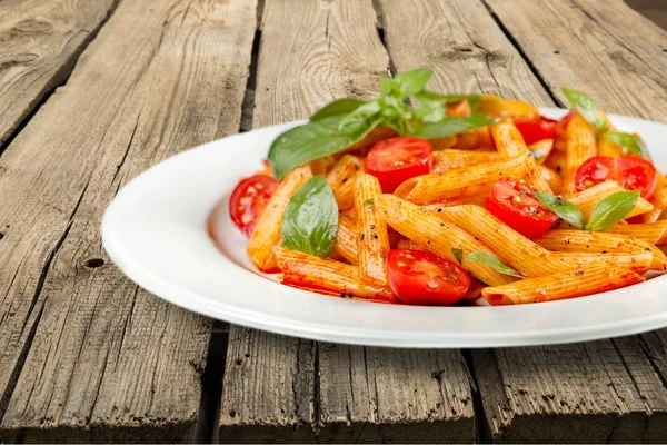 Ιταλικά Ζυμαρικά Ντομάτα Στο Άσπρο Πιάτο — Φωτογραφία Αρχείου