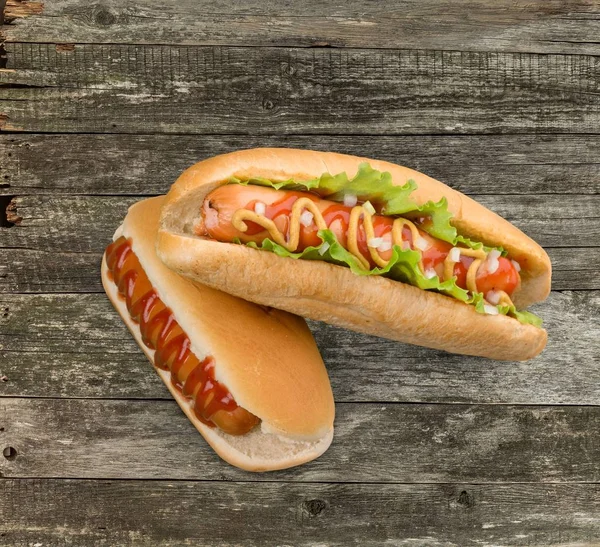 Smakelijke Hotdogs Plaat Houten Tafel — Stockfoto