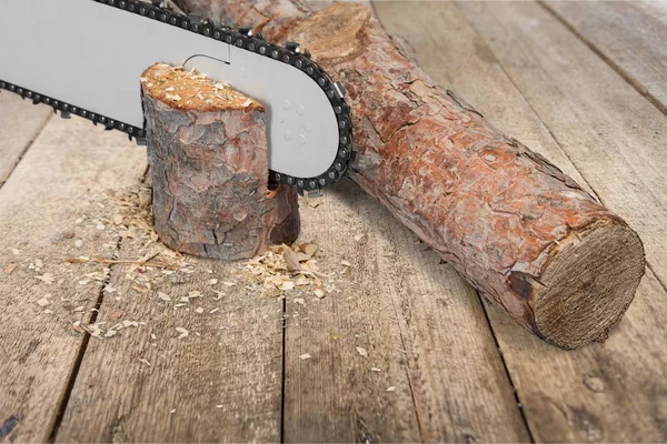 電気チェーンソーと木製のログ — ストック写真