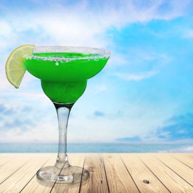 Martini cam yakın çekim görünümünde kokteyl