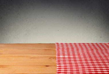 Ahşap masa arka plan üzerinde kırmızı kumaş peçete