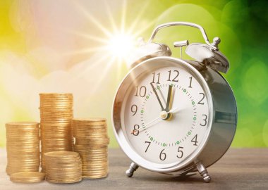  Retro çalar saat ve paralar, iş ve muhasebe yığınları