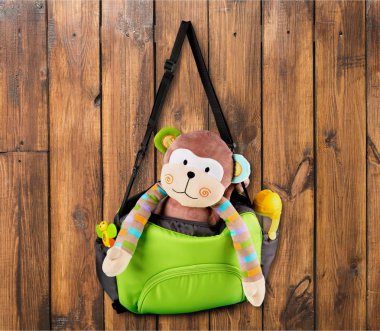 Bebek aksesuarları ve süt şişesi ile çanta 