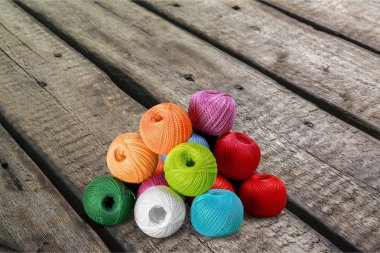 Arka planda izole yün topları örme 