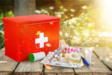 ilk yardım kiti ile tıbbi malzeme