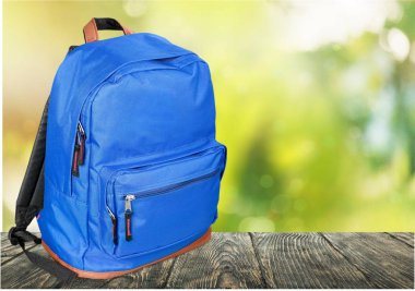 Ahşap masa üzerinde okul sırt çantası