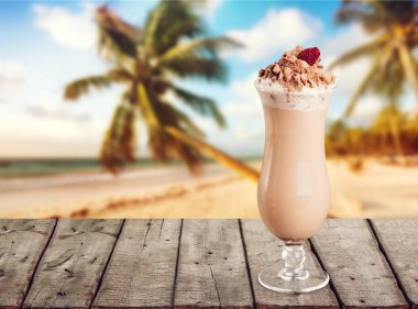 Lezzetli çikolatalı milkshake cam masada 
