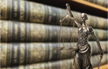 Themis, mitolojik Yunan tanrıçası, adaletin sembolü, elini boş dengede tutan ve kör bir heykel closeup