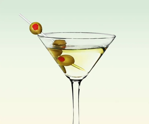Martini Vidro Com Azeitonas Mesa Madeira — Fotografia de Stock