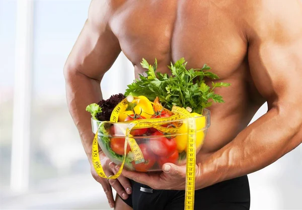 Deportista Atlético Hombre Celebración Bowl Con Ensalada Cinta Métrica Comida — Foto de Stock