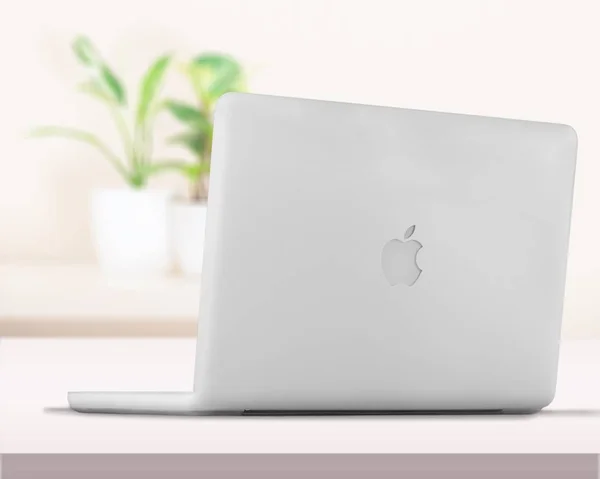 表格背景上的 Macbook 专业版照片 — 图库照片