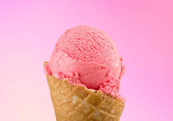 Клубничное Мороженое Вафельном Конусе — стоковое фото