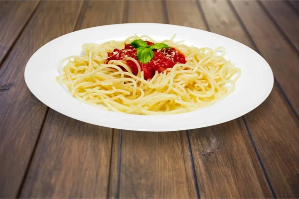 Паста Спагетті Соусом Дерев Яному Столі — стокове фото