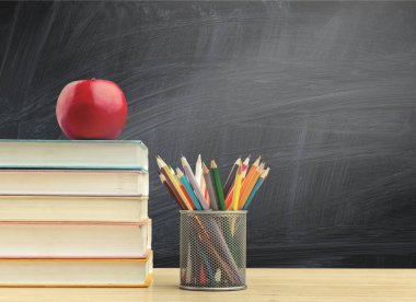 Yığın kitap, kalem ve kırmızı elma, eğitim ve arka plan öğrenme