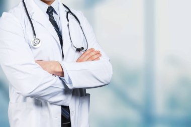 genç doktor stetoskop ile orta bölüm görünümü
