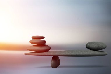 Zen bazalt taşların üzerinde arka izole 