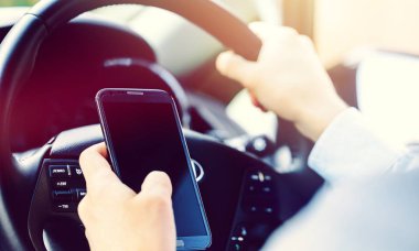 arabada akıllı telefon cep telefonu kullanan adam. 