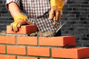 Arka plan üzerinde iş yerinde genç meslek adam portresi