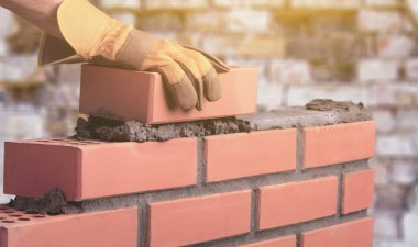 Arka plan üzerinde iş yerinde genç meslek adam portresi