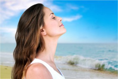 Kadın rahatlatıcı tatil deniz kenarında