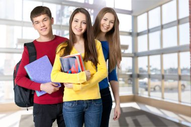 Arka plan kitapları ile mutlu öğrenciler