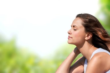 doğa arka plan karşı güzel genç kadın