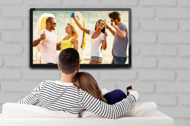 çift tv'de fotoğraf izlemek geri görünümü 