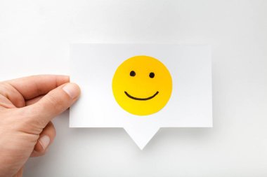 konuşma balonu üzerinde gülen ile sosyal medya kavramı