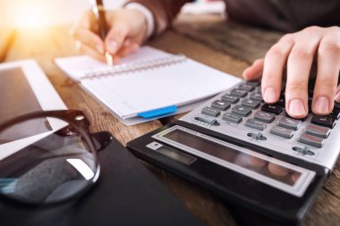 Muhasebeci adam hesap makinesi ve belgeler