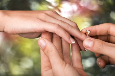 Damat nikah yüzüğü bulanık arka plan üzerine koyarak 