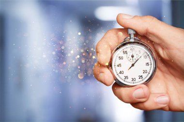 İnsan üzerinde arka izole elinde kronometre 