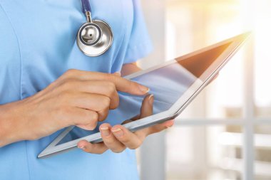 Dijital tablet, yakından görmek tutan doktor 