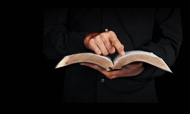Arka planda İncil okuyan adam 