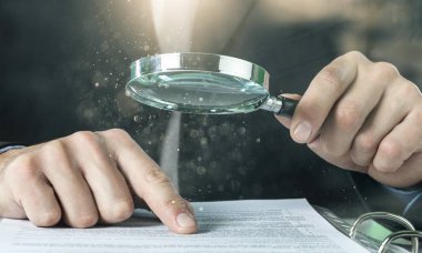 İşadamı Büyüteç tutarak yakından görmek 
