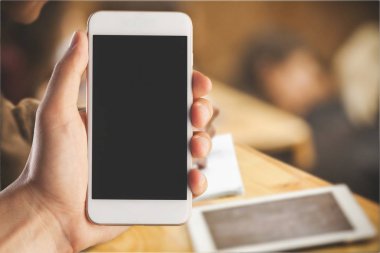 Erkek el ile smartphone yakından görmek