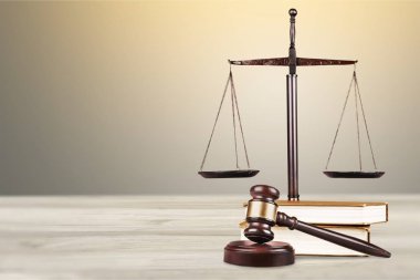 Adalet ölçekler, tokmak ve Kitaplar, hukuk ve adalet kavramı 