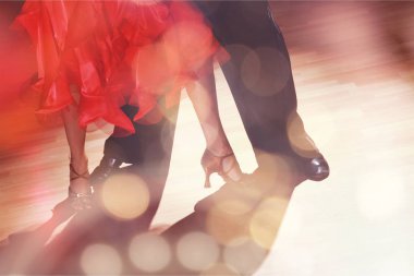 genç adam ve bir kadın Salsa dans