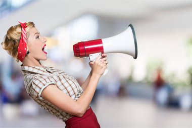 retro tarzı kadın holding megafon
