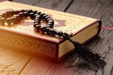Tespih, closeup ile İslami kitap Kur'an